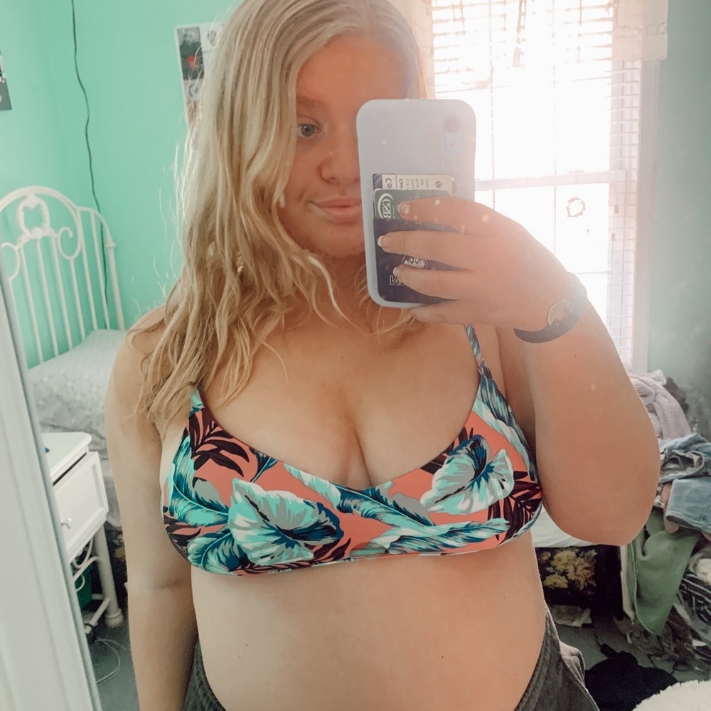 No Boundaries pink keyhole bikini top with leaves